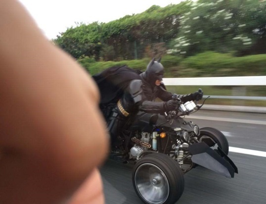 蝙蝠侠真人在日本高速路出现 大秀酷炫车技