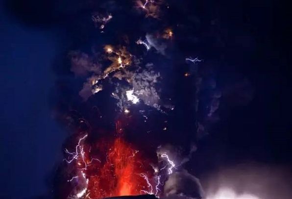 火山喷发电闪雷鸣的瞬间 震撼！