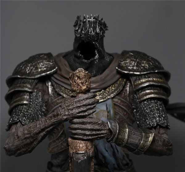 《黑暗之魂3》典藏版内容将包含金属风格薪王雕像!