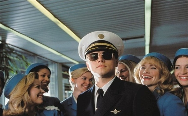 美国18岁学生冒充议员骗倒学校 一个月后才被发现!