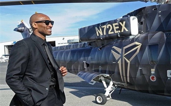 飞侠没有闲着:科比退役第一天坐私人飞机上班