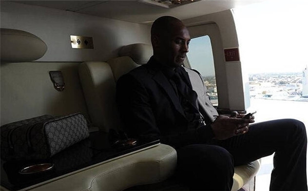 飞侠没有闲着:科比退役第一天坐私人飞机上班