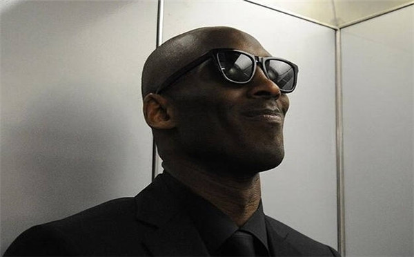 飞侠没有闲着:科比退役第一天坐私人飞机上班