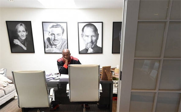 飞侠没有闲着:科比退役第一天坐私人飞机上班