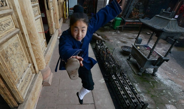 90后快意江湖:女大学生毕业出家 成全真派道长