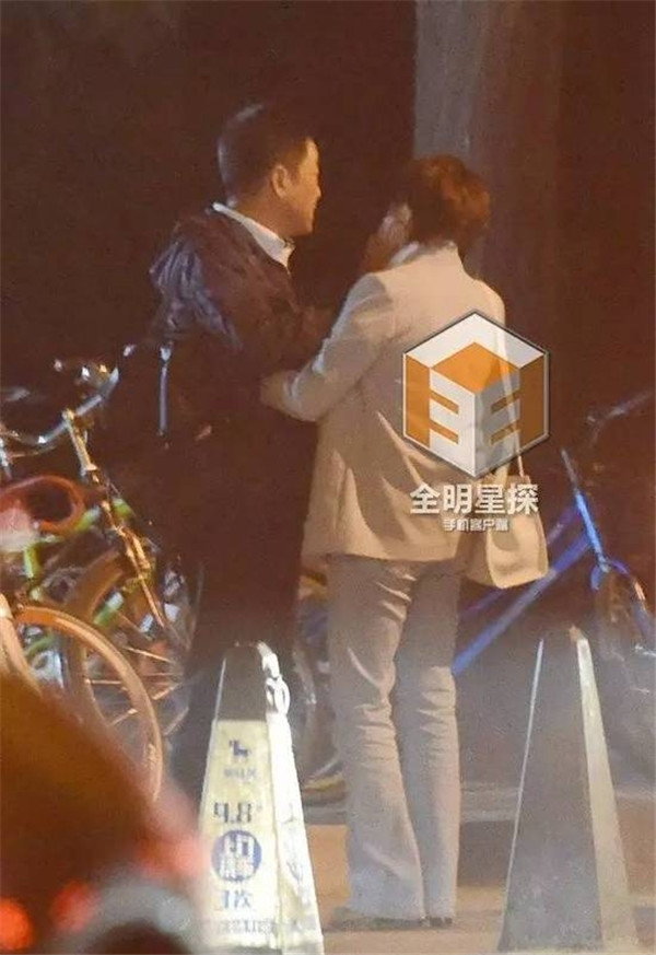 娱乐圈忒开放 如此亲密真的好么