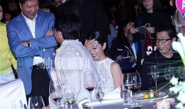 娱乐圈忒开放 如此亲密真的好么