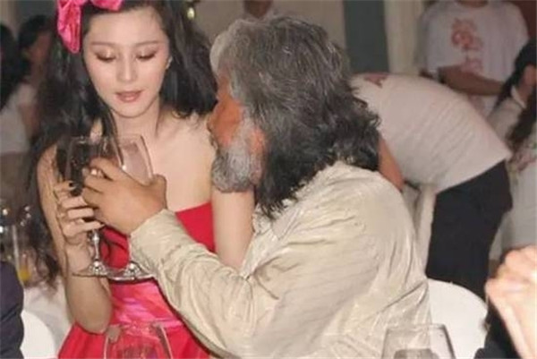 娱乐圈忒开放 如此亲密真的好么