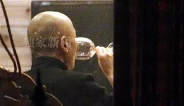 娱乐圈忒开放 如此亲密真的好么