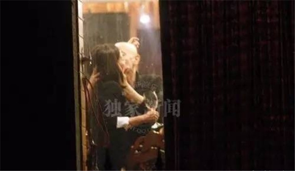 娱乐圈忒开放 如此亲密真的好么