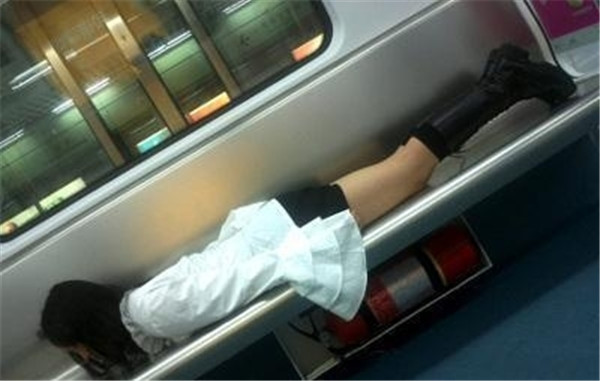 宅男三观竟毁:御姐与萝莉奇葩动作 抽动你的神经