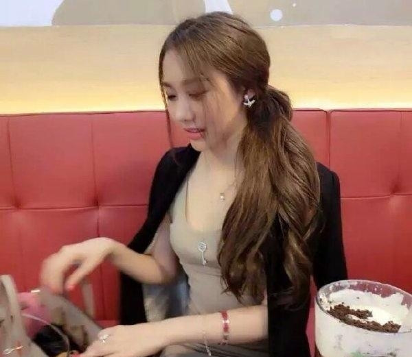 宅男三观竟毁:御姐与萝莉奇葩动作 抽动你的神经