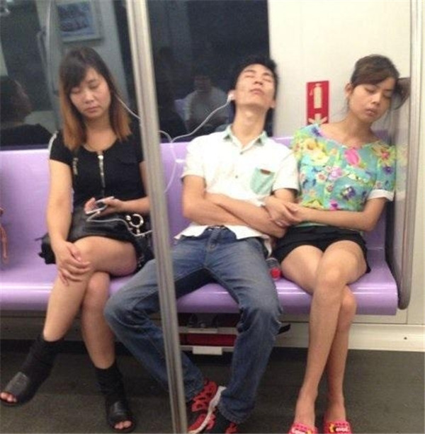 宅男三观竟毁:御姐与萝莉奇葩动作 抽动你的神经