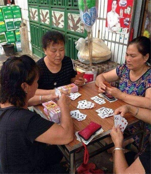 宅男三观竟毁:御姐与萝莉奇葩动作 抽动你的神经