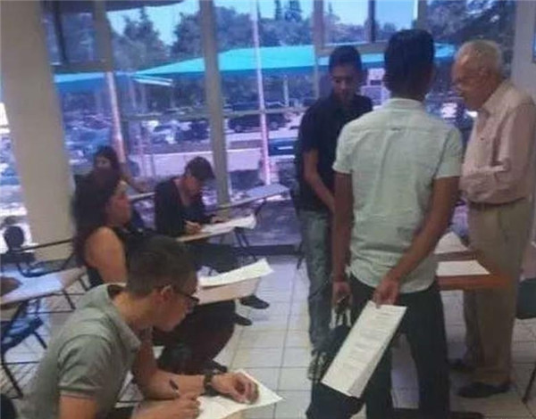 宅男三观竟毁:御姐与萝莉奇葩动作 抽动你的神经