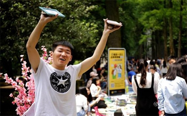 樱花季武大学生卖