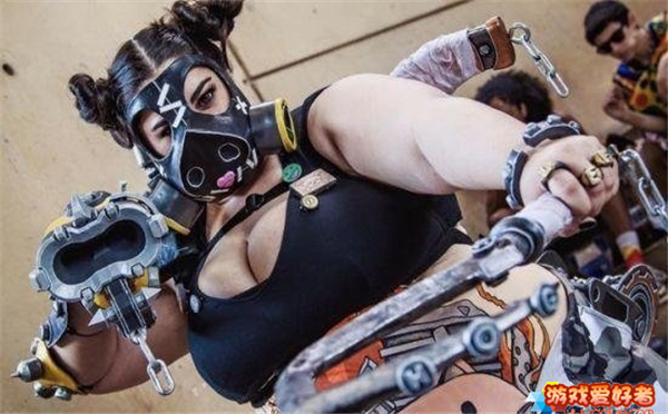 《守望先锋》女玩家COS路霸 丰乳肥臀令网友惊艳