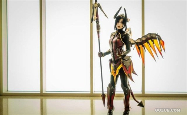 国外美女COS《守望先锋》Mercy 恶魔造型十分亮眼