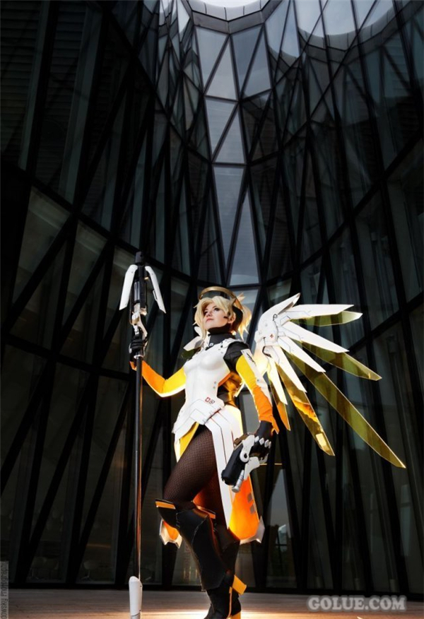 国外美女COS《守望先锋》Mercy 恶魔造型十分亮眼