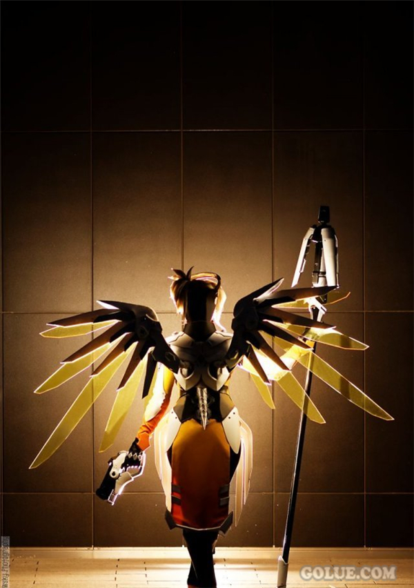 国外美女COS《守望先锋》Mercy 恶魔造型十分亮眼