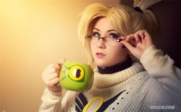 国外美女COS《守望先锋》Mercy 恶魔造型十分亮眼