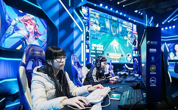 TGA《QQ飞车》冠军罗炜君夺冠 巾帼不让须眉!