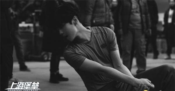 科幻战争电影《上海堡垒》杀青照公布 鹿晗舒淇主演