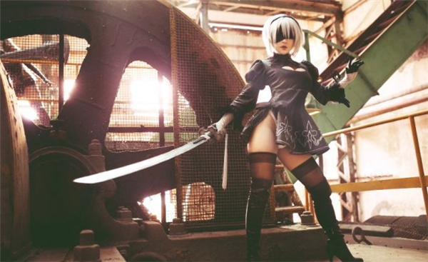 台湾妹子COS神级《尼尔》2B和A2 黑丝翘臀性感撩人