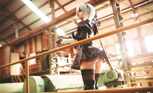 台湾妹子COS神级《尼尔》2B和A2 黑丝翘臀性感撩人