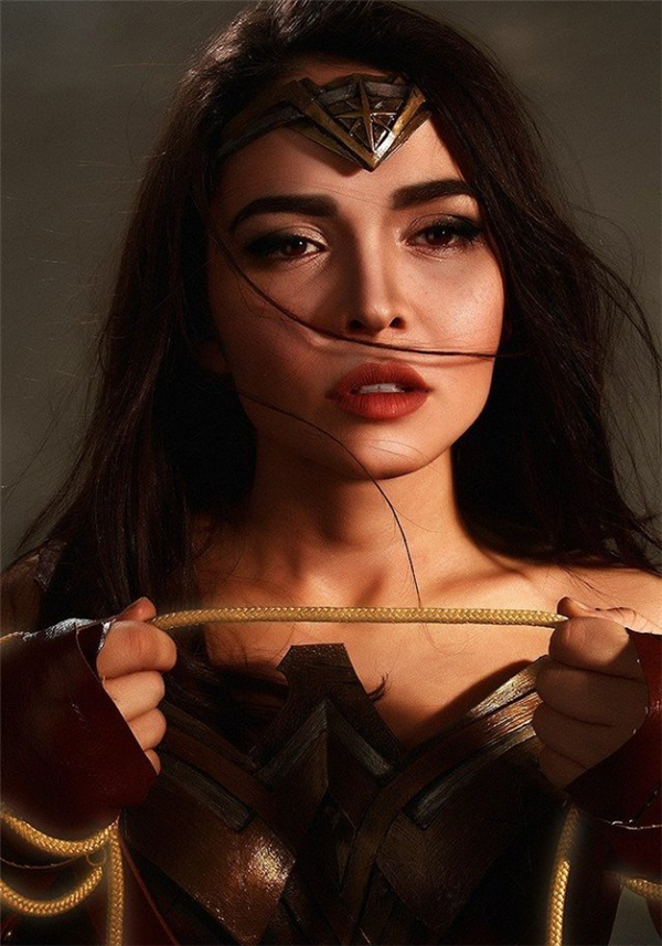 国外美女COS神奇女侠 女神和蝙蝠侠捆绑让人浮想联翩