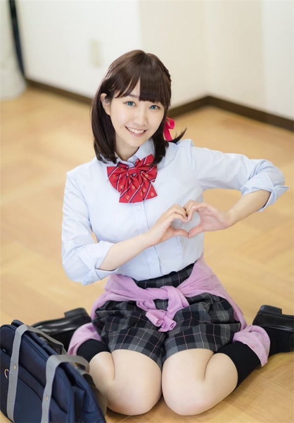 美女漫画家Cos《双叶家的姐弟》 身材自愧不如!