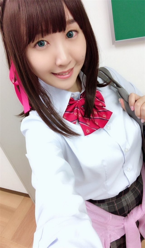 美女漫画家Cos《双叶家的姐弟》 身材自愧不如!