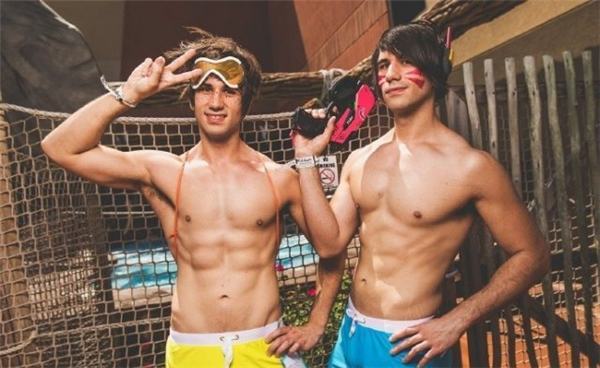 《守望先锋》泳池派对性感COS照 天使姐姐来势