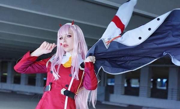 国外美女COS《守望先锋》救生员天使 紧身裤俏皮妩媚