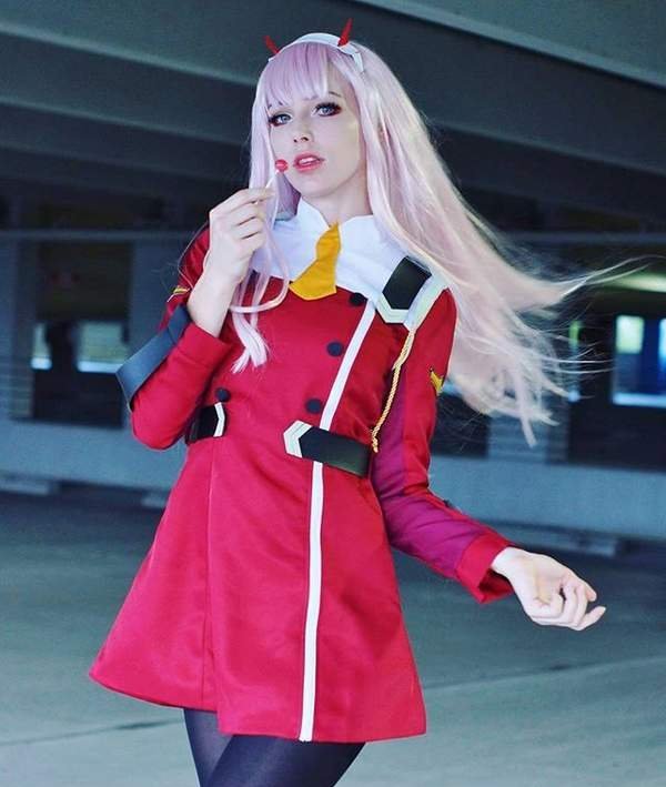 国外美女COS《守望先锋》救生员天使 紧身裤俏皮妩媚