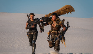 《怪物猎人》电影新剧照曝光 猎人肩抗大剑穿梭沙漠