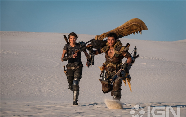 电影《怪物猎人》新剧照曝光 猎人肩抗大剑穿梭沙漠