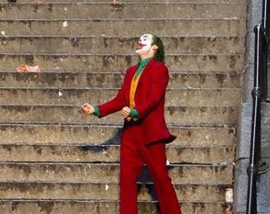 DC《小丑》新片场照曝光 丑爷一席红衣街头手舞足蹈