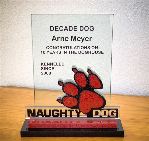 《美国末日2》开发商社区总监晒奖杯 纪念就职10周年