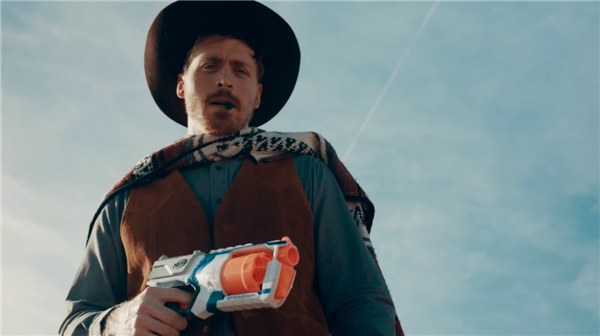 饭制《荒野大镖客2》趣味短片 牛仔持玩具枪疯狂互射