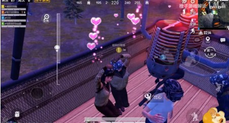 和平精英怎么在热气球上触发比心动作?