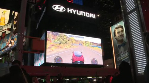 是男人就要在时代广场的大屏幕上玩赛车游戏