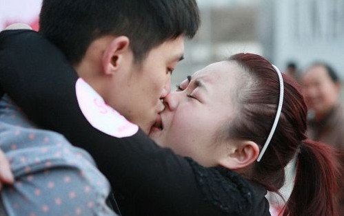 上演接吻马拉松  多人晕倒 “体位不对”？