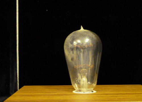 世界上第一个灯泡图片