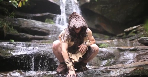 刺客信条真人粉丝短片 穿越石器时代残暴级砸杀！