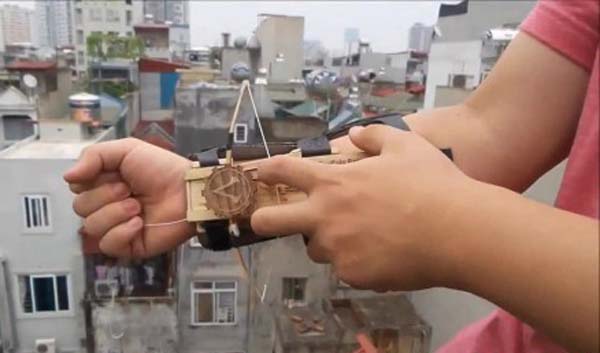 玩家自创刺客信条:大革命袖箭 展示碉爆了