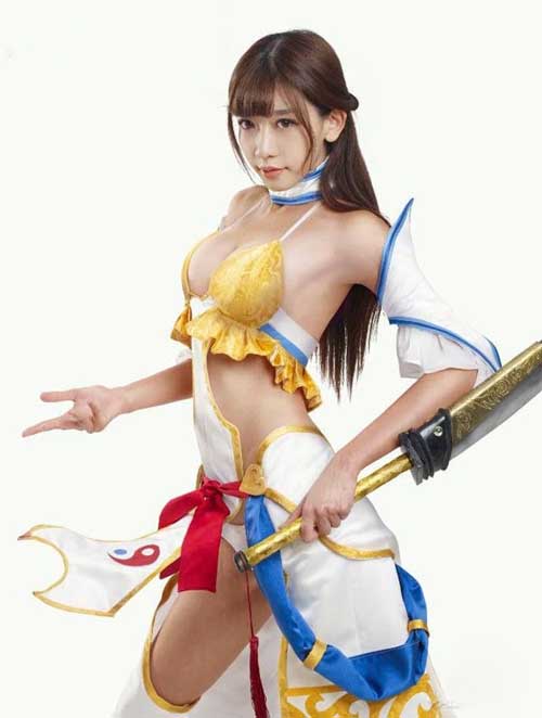 ＂小林志玲＂携性感COS来袭 露胸又露底