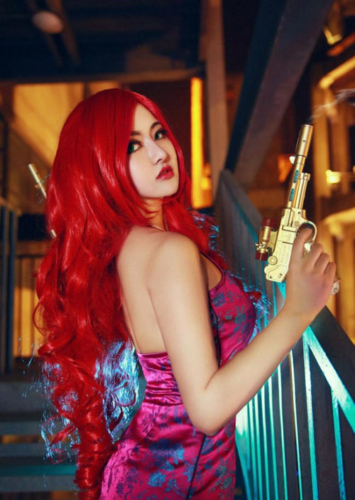 红发巨乳女神完胜贫乳萝莉！金克斯、厄运小姐神COS图