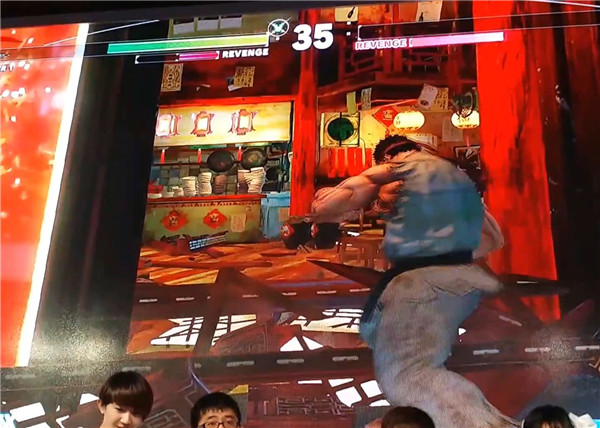 《街头霸王5》现场对决演示 春丽美腿回旋打爆全场