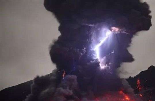 火山喷发电闪雷鸣的瞬间 震撼！